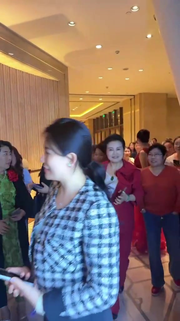 观众热情高涨,现场气氛热烈到极致的简单介绍 观众热情高涨,现场气氛热烈到极致的简单介绍