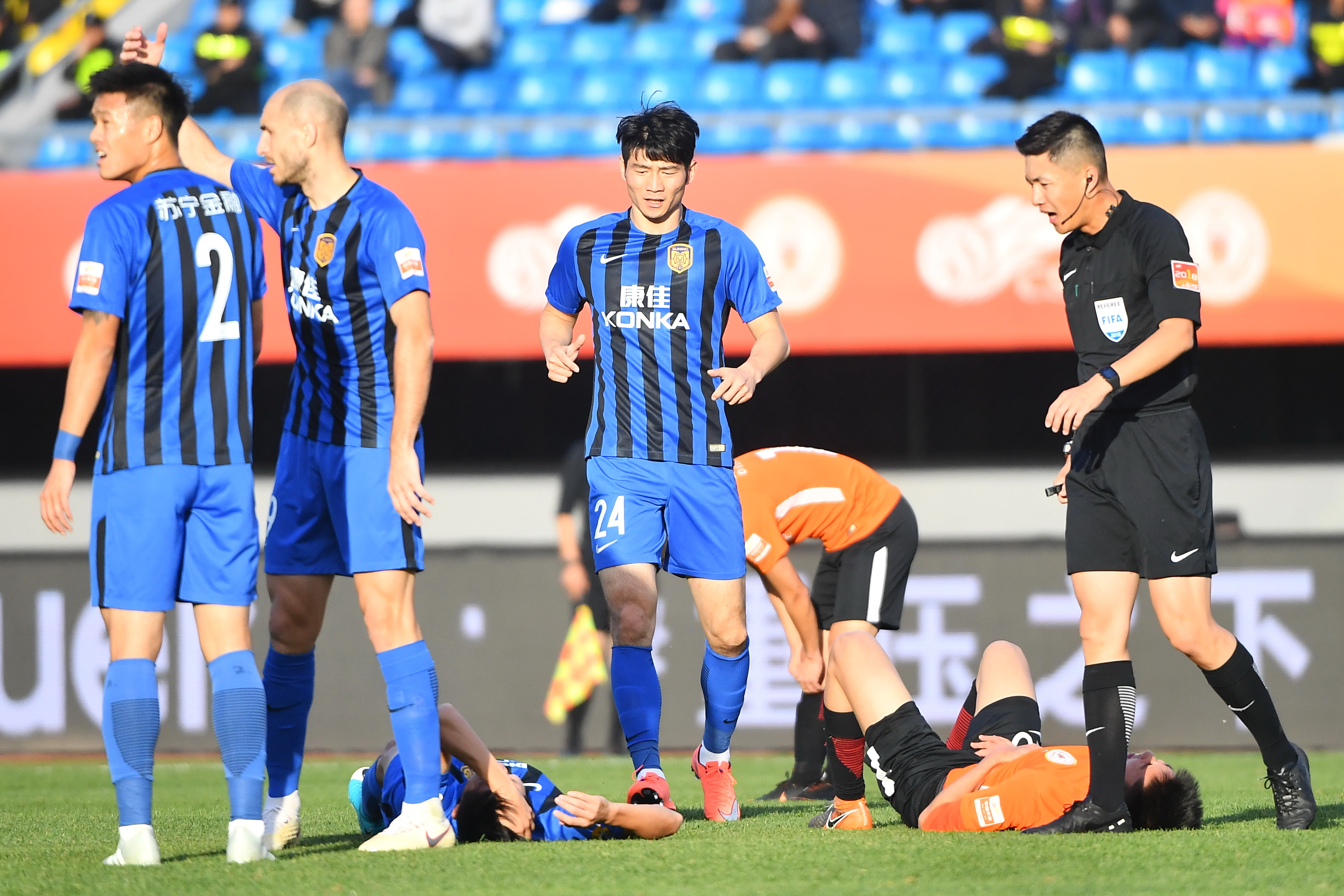 爱游戏登录-苏宁遭遇客场大败，暂时失去领先地位