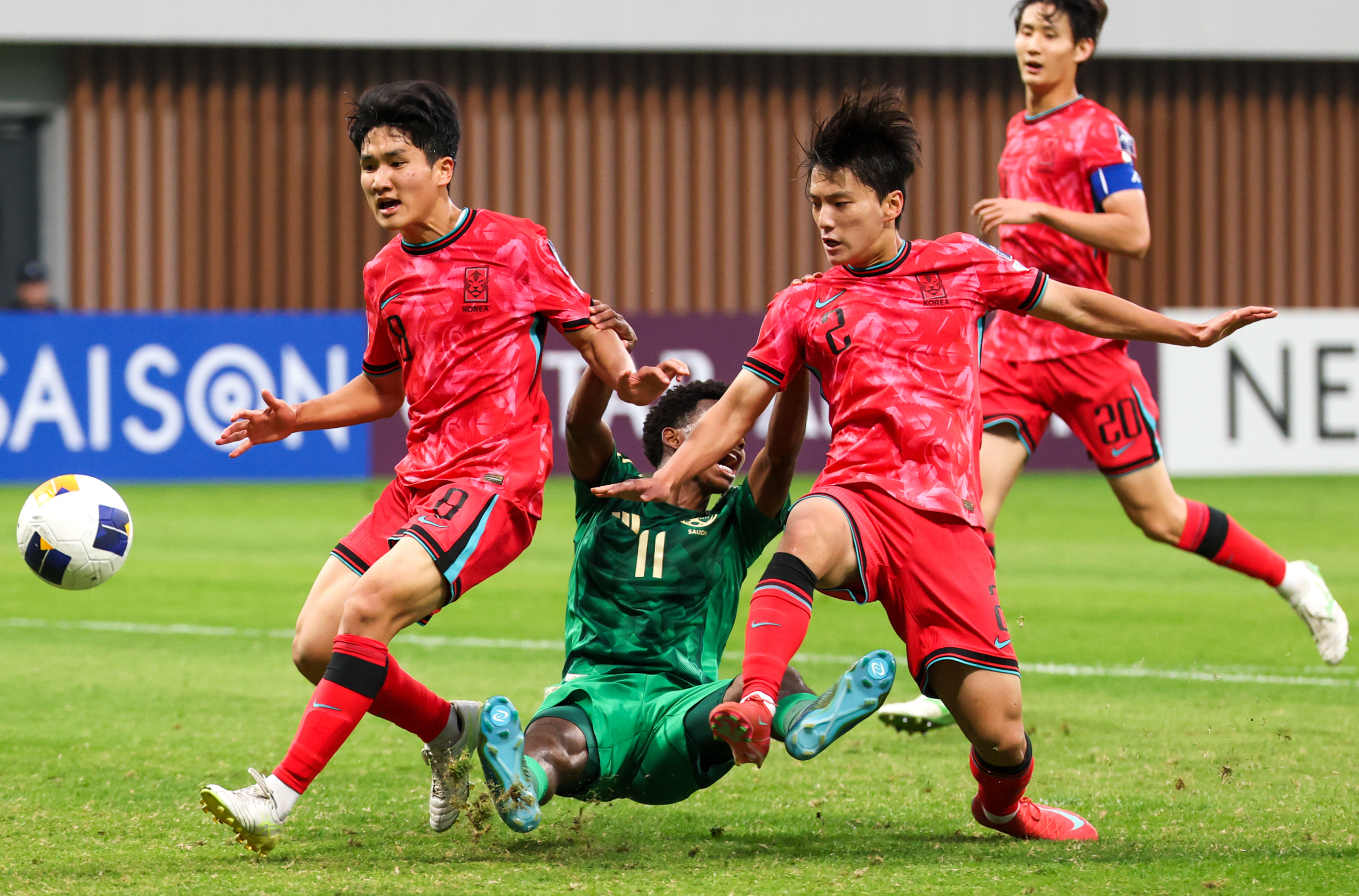 亚洲足球赛事中爆发激烈对抗 亚洲足球赛事中爆发激烈对抗