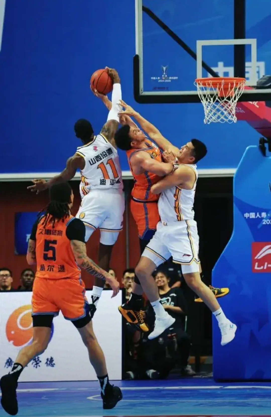 关于上海男篮大破对手,取得胜利的信息 关于上海男篮大破对手,取得胜利的信息