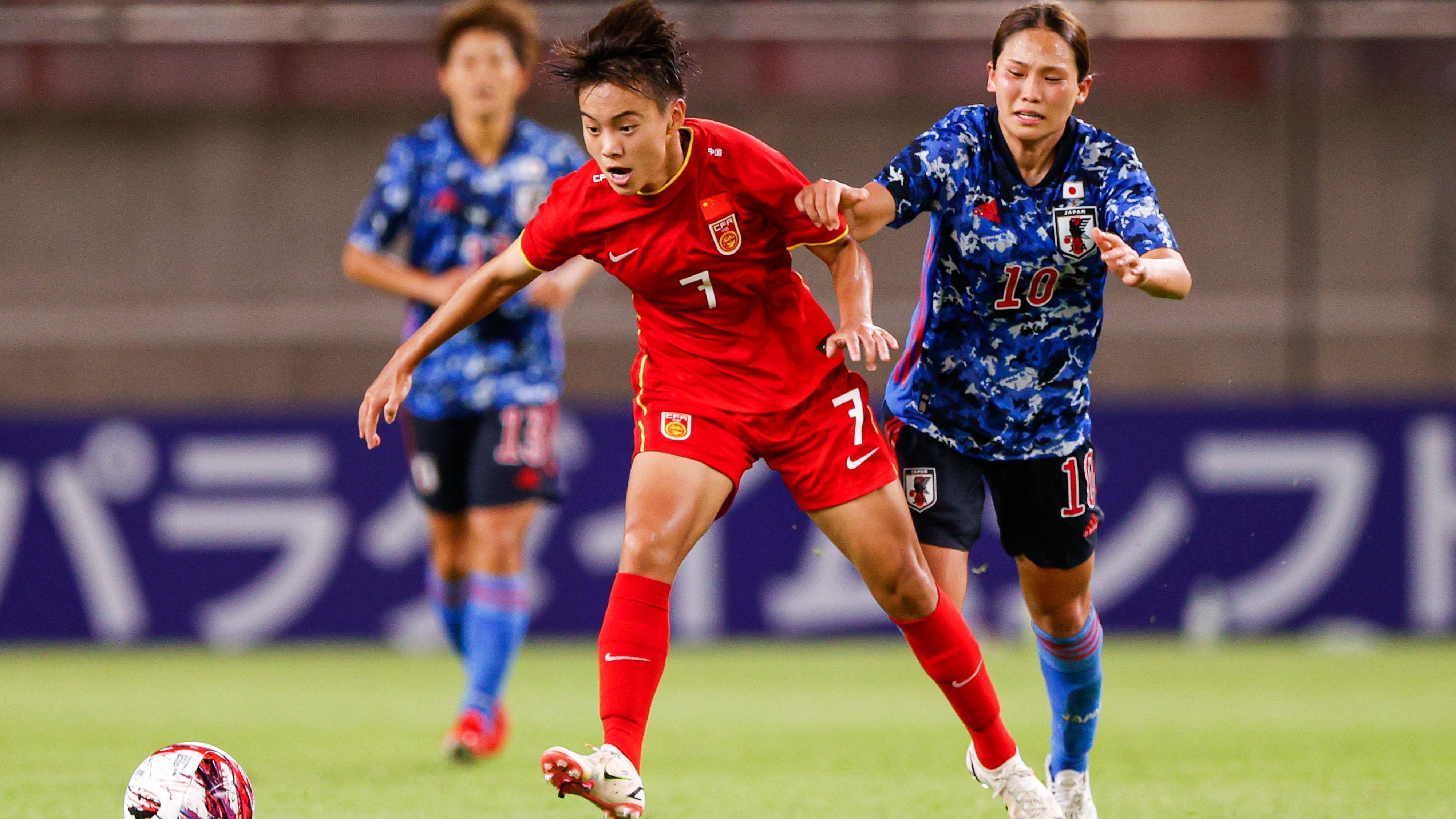 国际女子足球比赛上,中国队展现实力 国际女子足球比赛上,中国队展现实力