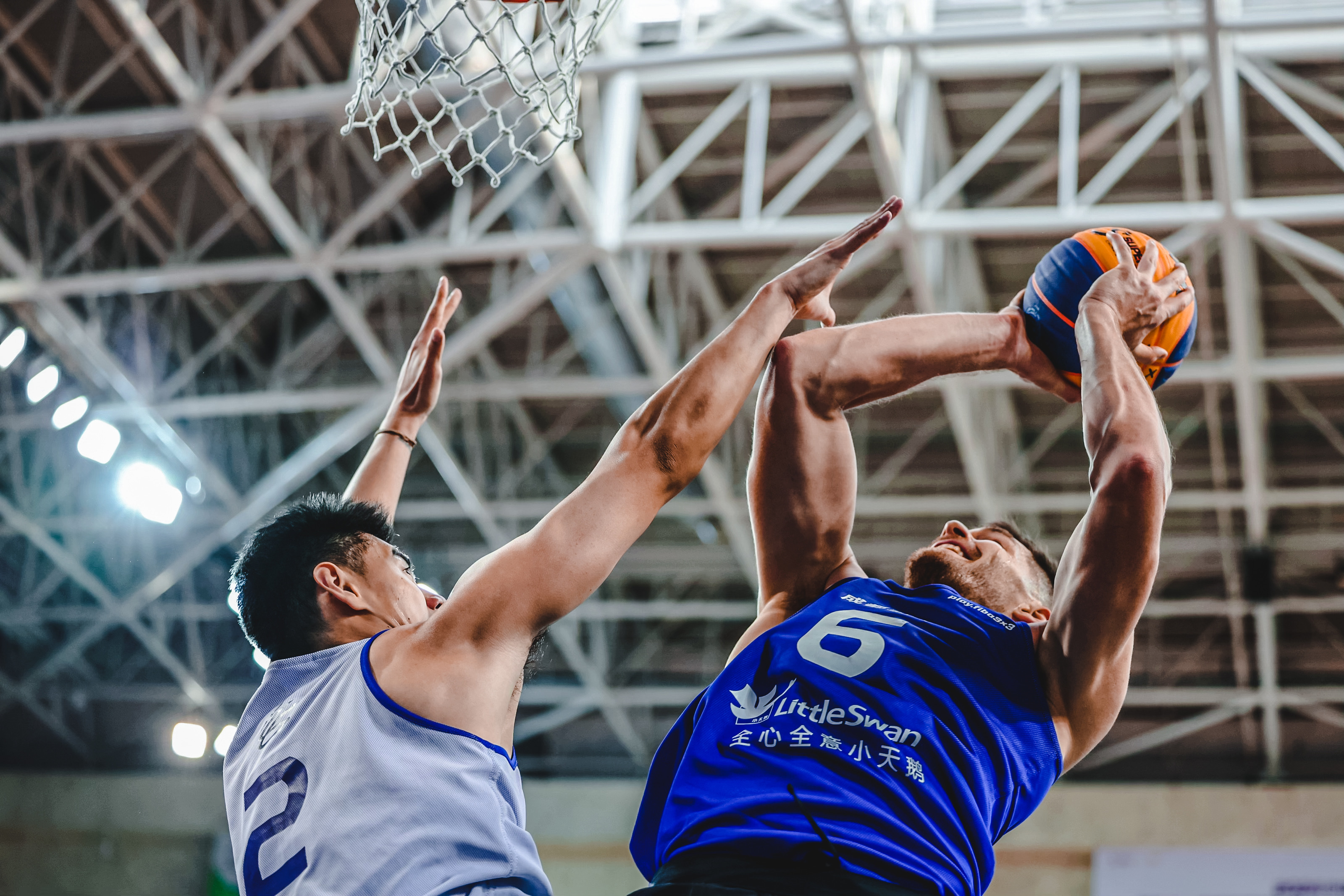 国内篮球联赛再度吸引观众围观,场面火爆 国内篮球联赛再度吸引观众围观,场面火爆