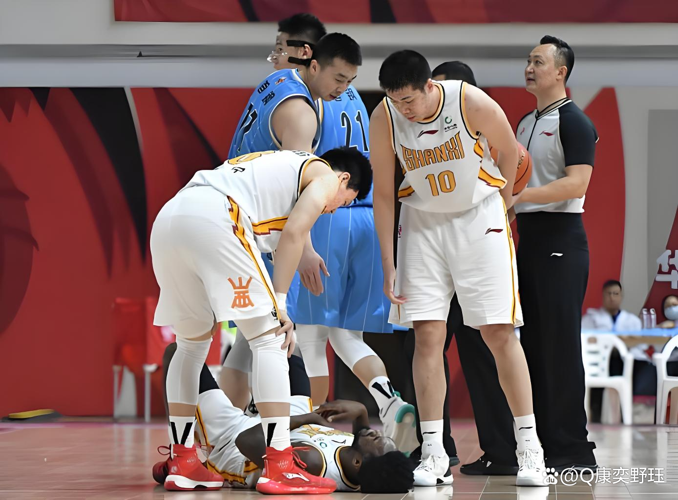 爱游戏官网app-广州支援队球员受伤，无缘下半场比拼