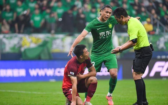 爱游戏vip注册-比赛中球员猛烈对抗，赛场局势扑朔迷离！