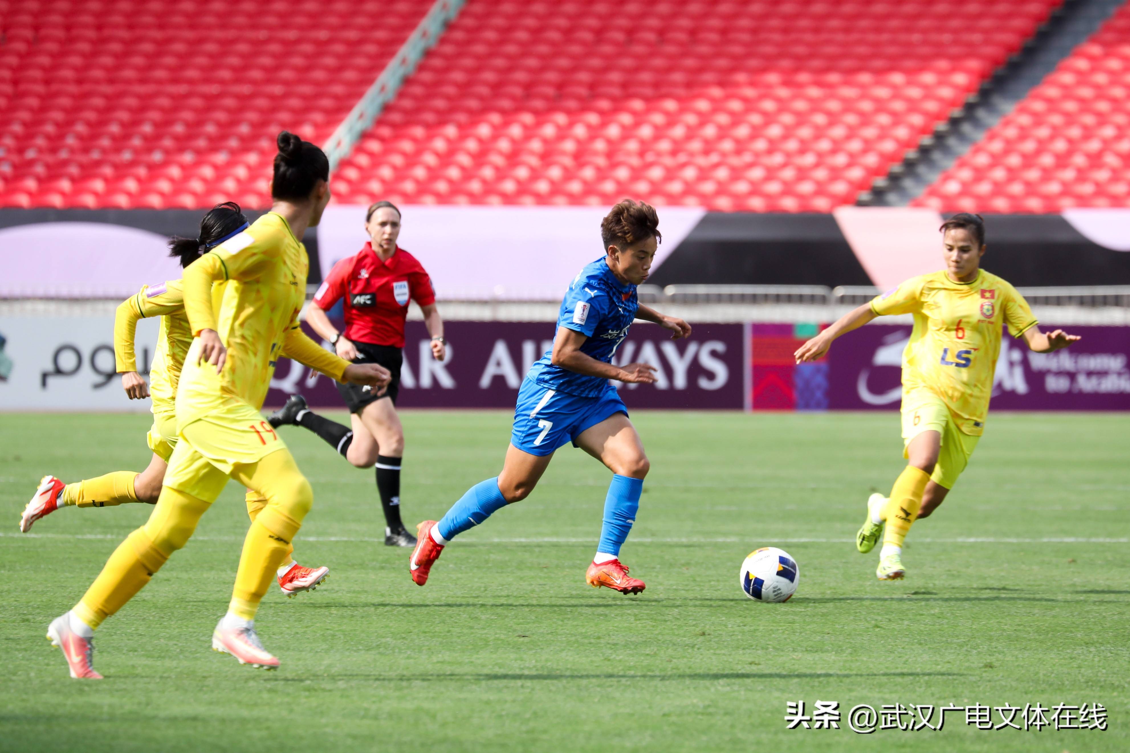 爱游戏在线-劲爆角逐！女子足球队全力以赴争胜的简单介绍