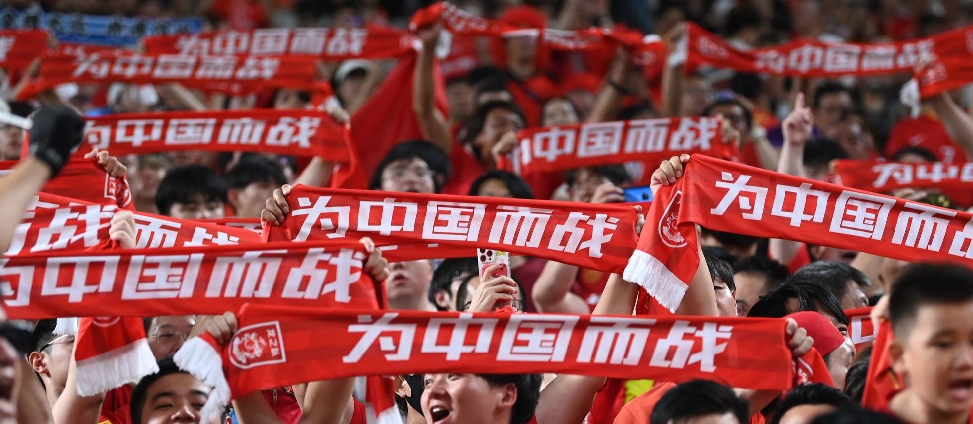 爱游戏教练-紧张比赛结束，球迷沸腾掌声如雷