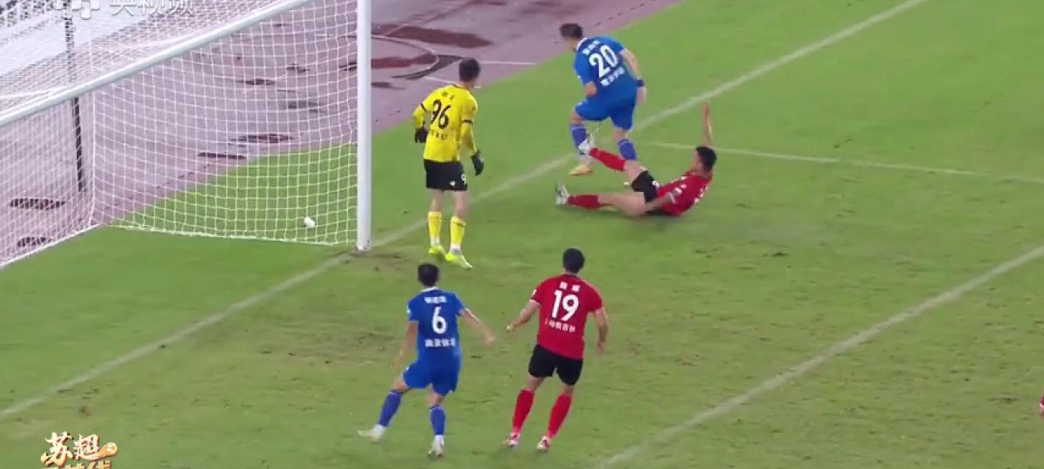 紧张比赛结束,球迷沸腾掌声如雷 紧张比赛结束,球迷沸腾掌声如雷