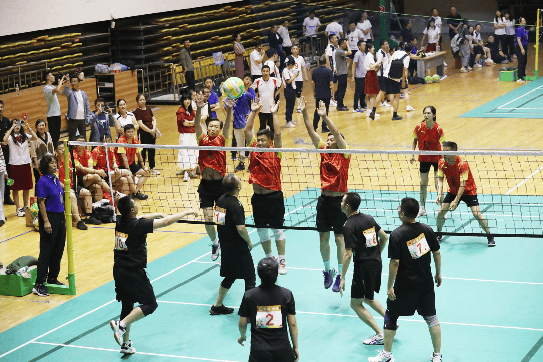 爱游戏新闻-排球赛场上选手默契配合，激励士气