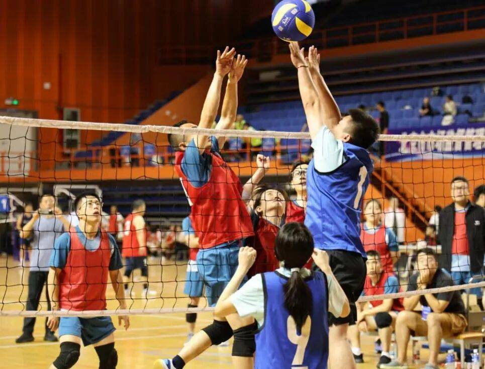 排球赛场上选手默契配合,激励士气 排球赛场上选手默契配合,激励士气