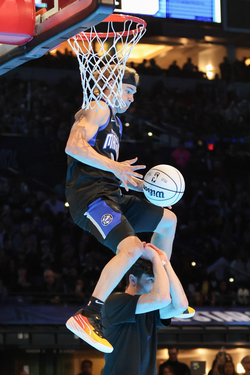 策略独到,球员们各自施展绝技的简单介绍 策略独到,球员们各自施展绝技的简单介绍