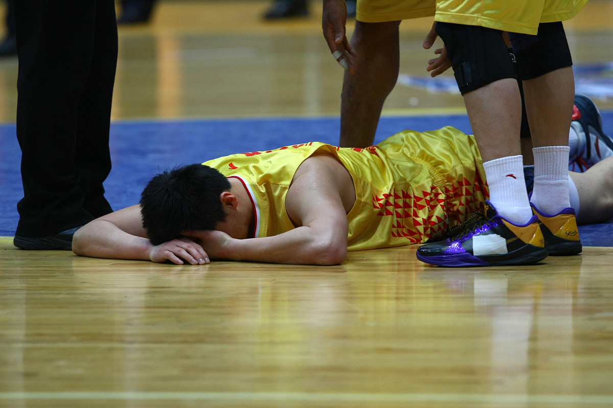 爱游戏活动-感动人心！球场瞬间触动心弦